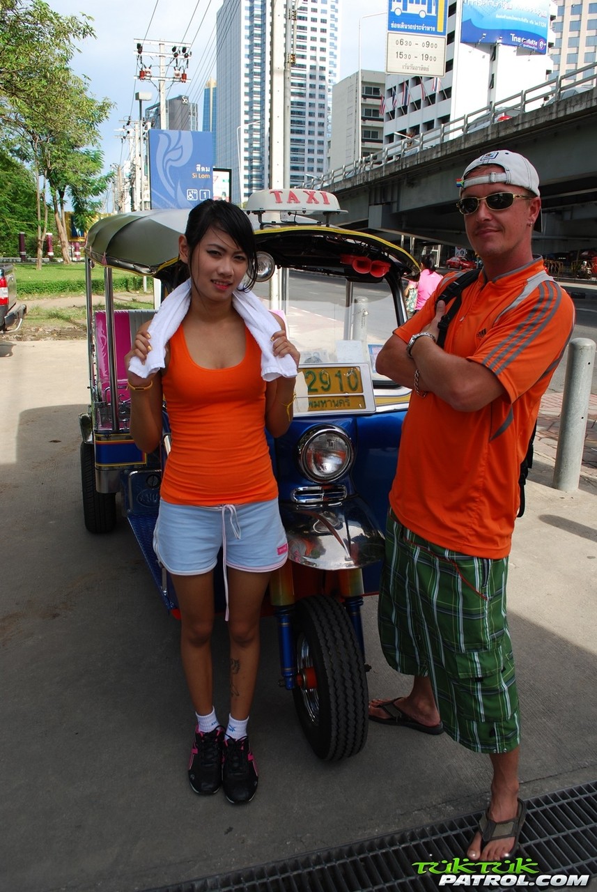 Driver Of Rickshaw Finds Exotic Teen Yok Who Agrees To Pose Naked For