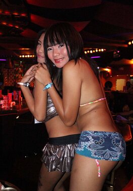 In the club man hooks up with Asian dancer and brings her in hotel for quickie