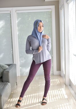 Aaliyah Hadid wears a hijab and shows off her meaty ass too