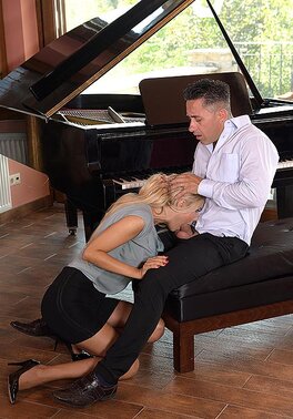 Blonde chick Florane Russell is anally penetrated with bound wrists