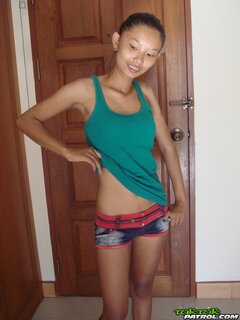 Slim model with Asian features doesn't feel embarrassed to bare ...