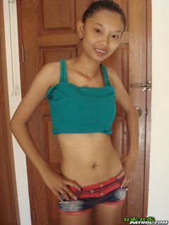 Slim model with Asian features doesn't feel embarrassed to bare ...