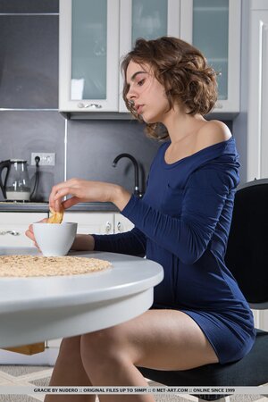 Breakfast for beautiful girlfriend turns into hot modeling in the kitchen