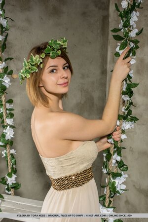 Young goddess wearing leaf headband easily conquers ordinary mortals' hearts