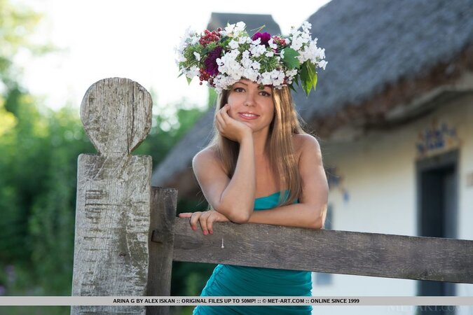 Nasty city babe came to village to for a naked photo shoot with a flower crown