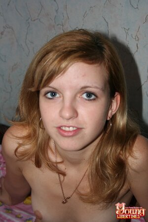 Amateur teen model with frivolous eyes gives sexual delight with her mouth