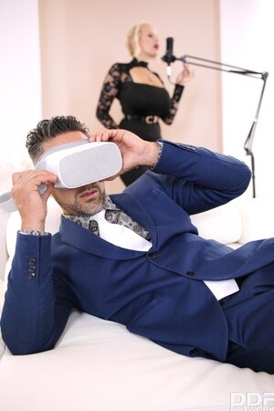 Handsome man instead of having fun with VR has sex with ravishing MILF