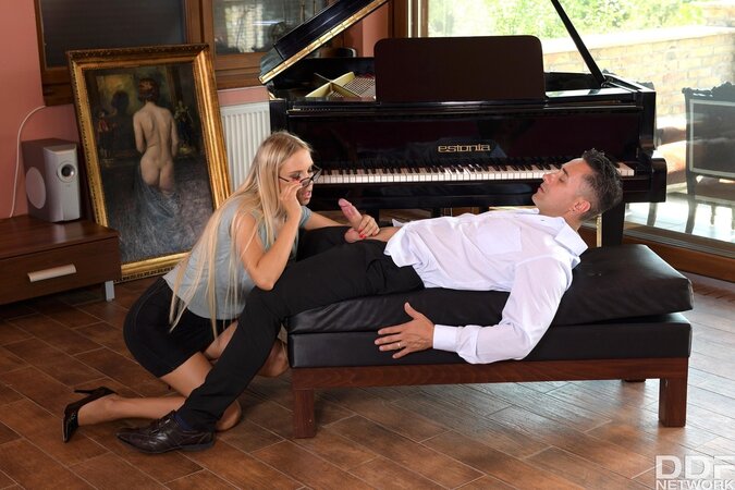 Student doesn't need piano lessons and opts for sexual master-class from teacher