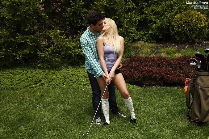 Golf makes curvy blonde and her boyfriend in mood for quick outdoor sex