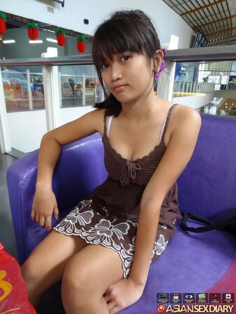 Tourist notices a lonely Thai girl and convinces her to spread legs quickly