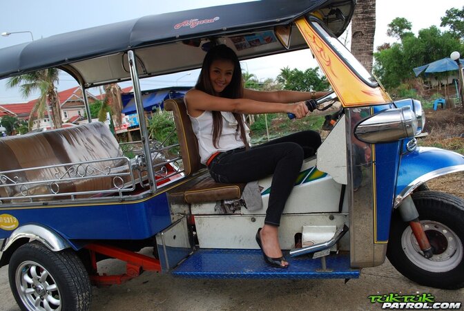 Fun near rickshaw makes Asian sexpot in mood for more provocative photo shoot