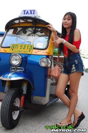 Owner of auto rickshaw coaxes exotic cutie to pose together with him