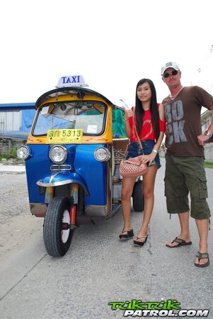 Owner of auto rickshaw coaxes exotic cutie to pose together with him