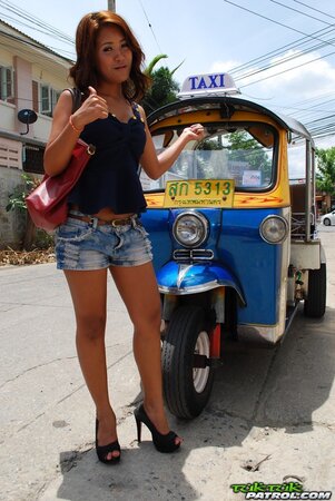 After ride on rickshaw pretty Asian girl agrees to pose naked in bedroom