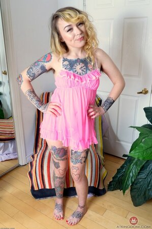 Alt blonde with curly hair sees nothing bad about hairy armpits and vag