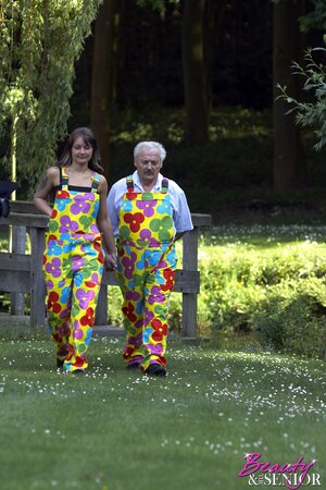 Chick and her stepfather in flower overalls go to nature for pussy-drilling