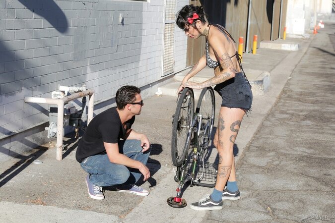 Crusher promises brunette with tattoos to fix the bike and fucks her instead