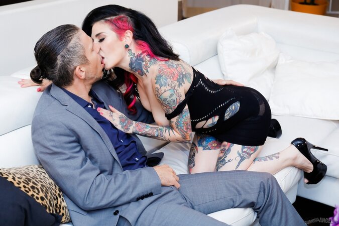 Pornstar Joanna Angel changes her clothes and becomes a dirty whore for fucker
