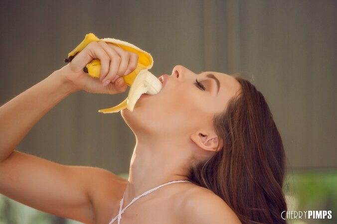 Experienced whore Lana Rhoades shows how to take a cock in the mouth using banana