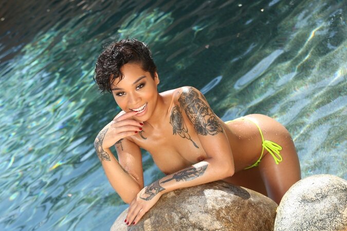 Spellbinding Ebony model Honey Gold exposes her tattooed body in the pond