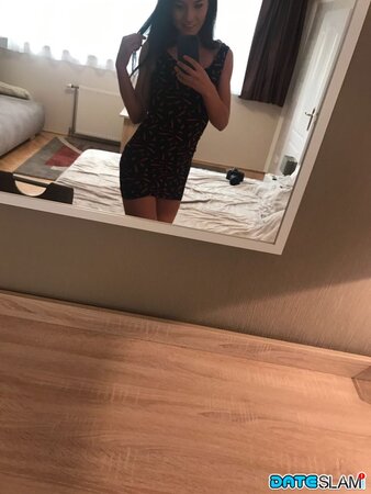 Girl pays more attention to ass taking selfies than to her pretty face