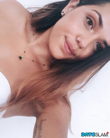 Latina MILF Esperanza Diaz's favorite selfies are those where she exposes tits