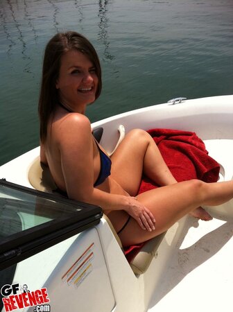 Brunette hottie doesn’t hesitate to pull of swimsuit to pose on the boat