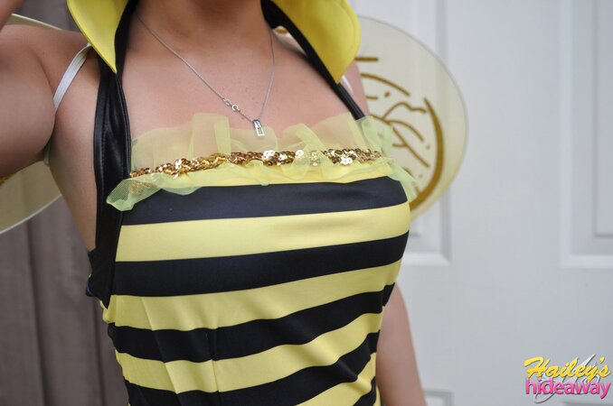 Kinky lassie in bee costume undresses to bag for candies on Halloween
