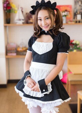 Luscious Japanese maid seduces the boss and provides him with sloppy handjob