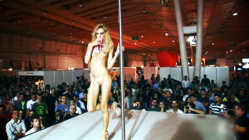 Seductive stripper knows how to turn crowd on with erotic pole dance