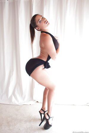 Topnotch coquette demonstrates her magnificent buns and alluring peach