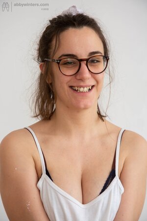 Bespectacled babe Lucia M is about to show her fingering skills