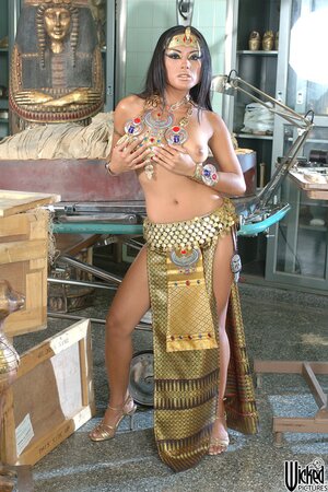 Exotic chick in an Egyptian outfit gets ready to tease hard