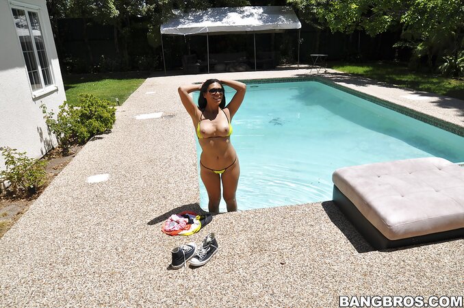 Latina wench Cassandra Cruz went to the pool to be a whore