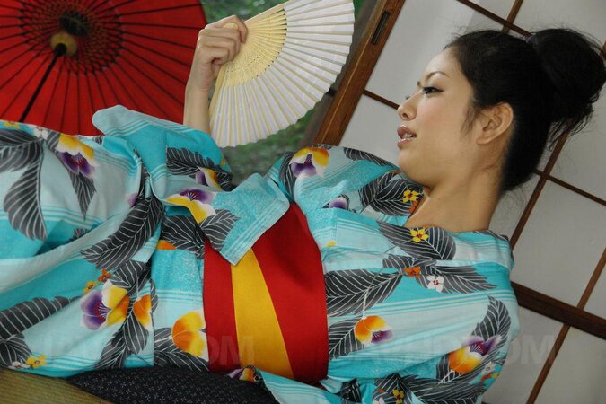 Boss ass bitch from Japaan uses her kimono to act seductive