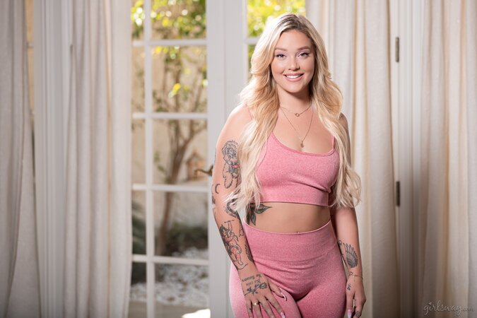 Kali Roses and a curvy brunette are going to get off together