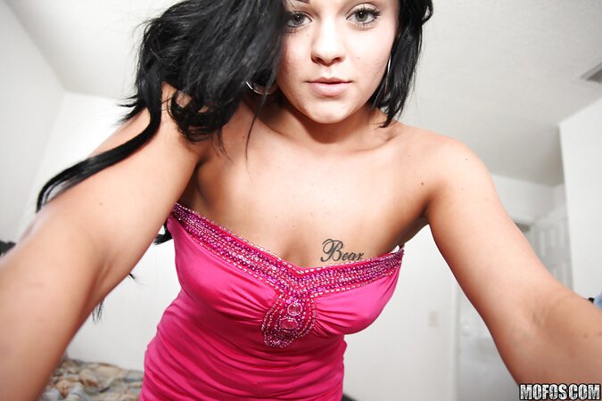 Amateur Latina strips down and poses on the bed for some sexy photos