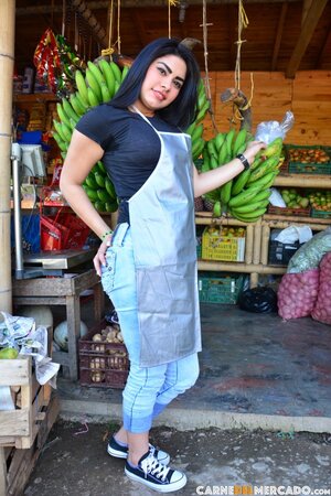Devora Robles drops to her knees for a fat enough penis