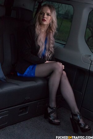 Ruby-lipped Carly Rae gets landing strip pounded in limo