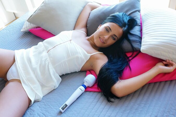 Anna Rose uses a Magic Wand to make herself cum hard