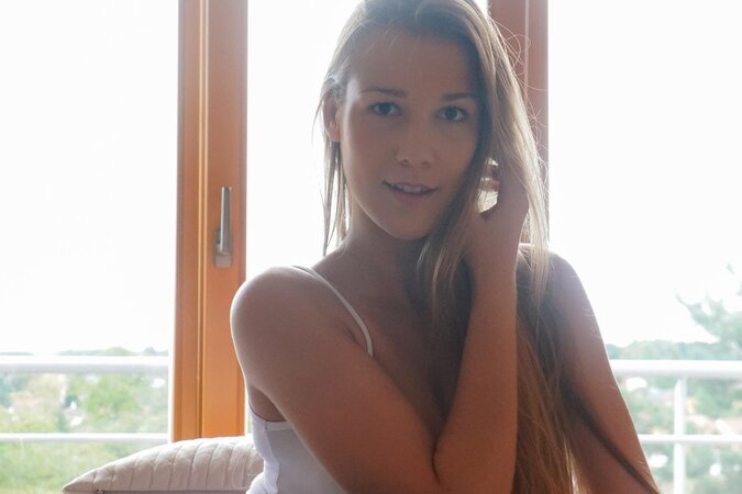 Alexis Crystal brings herself to a powerful orgasm on camera