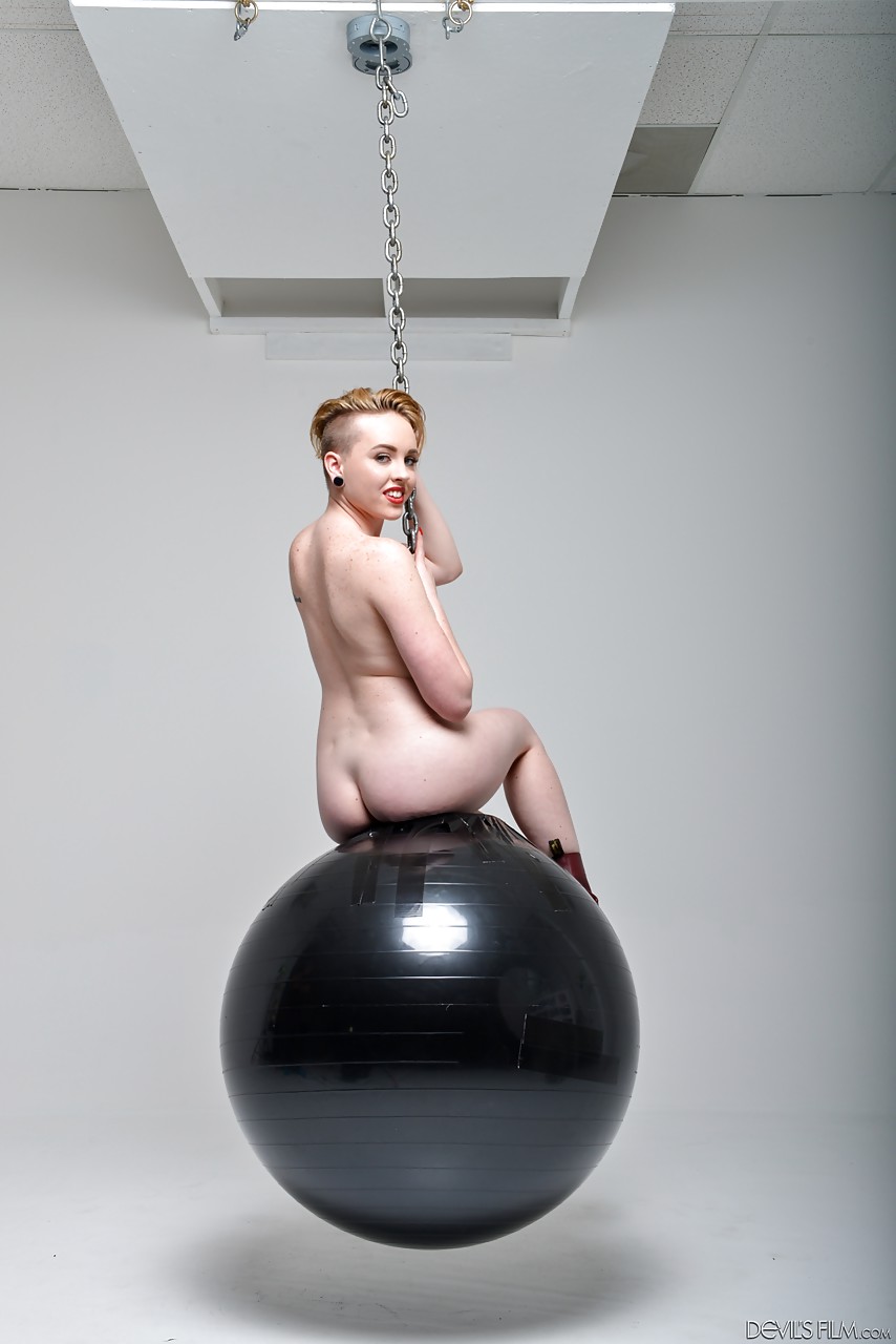 Naked chick with beautiful haircut rocks on wrecking ball like a popular si...