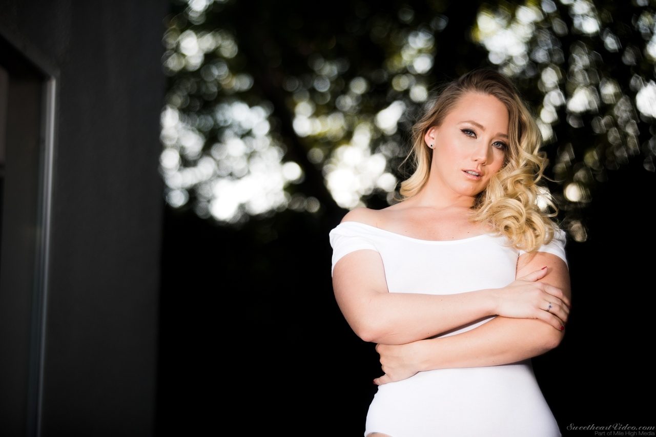 Small Tittied Pornstar Aj Applegate Is A Possessor Of Wide Hips And