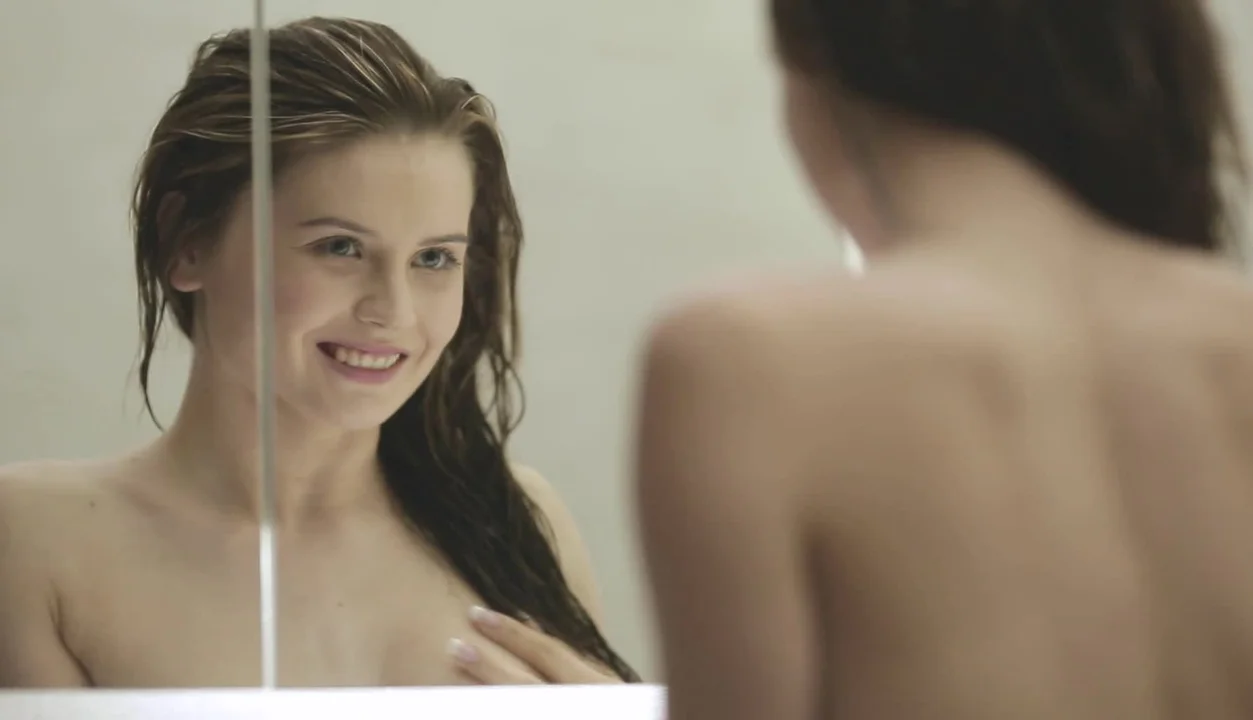 Smiling babe masturbates in the bathroom in HD solo video