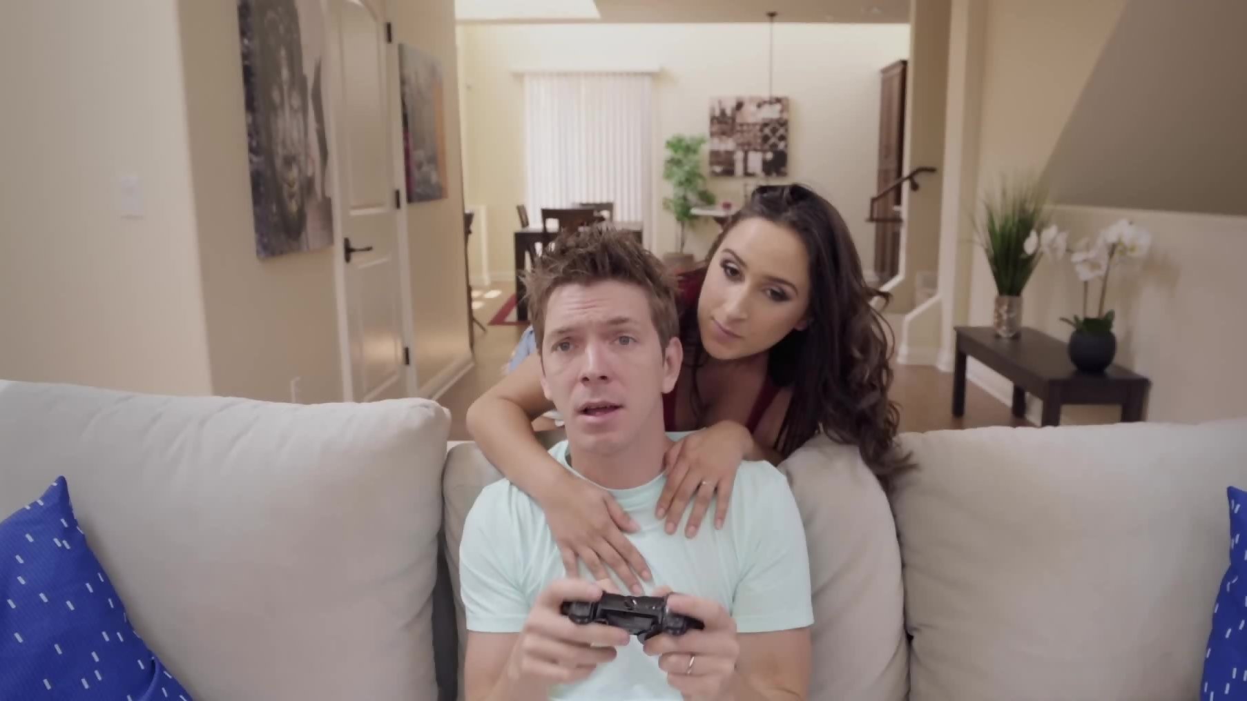 Guy is interrupted from playing video games by horny girlfriend - SexVid.xxx