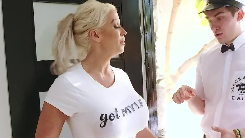 Xxx Girl Boy Bobo Milk Video - Curvaceous blonde Alura Jenson is addicted to milk and fuck - SexVid.xxx