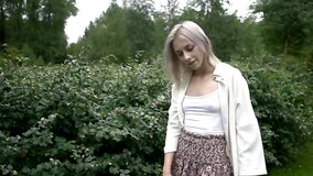 Juicy blonde Carolina Sun flashes pussy in the park